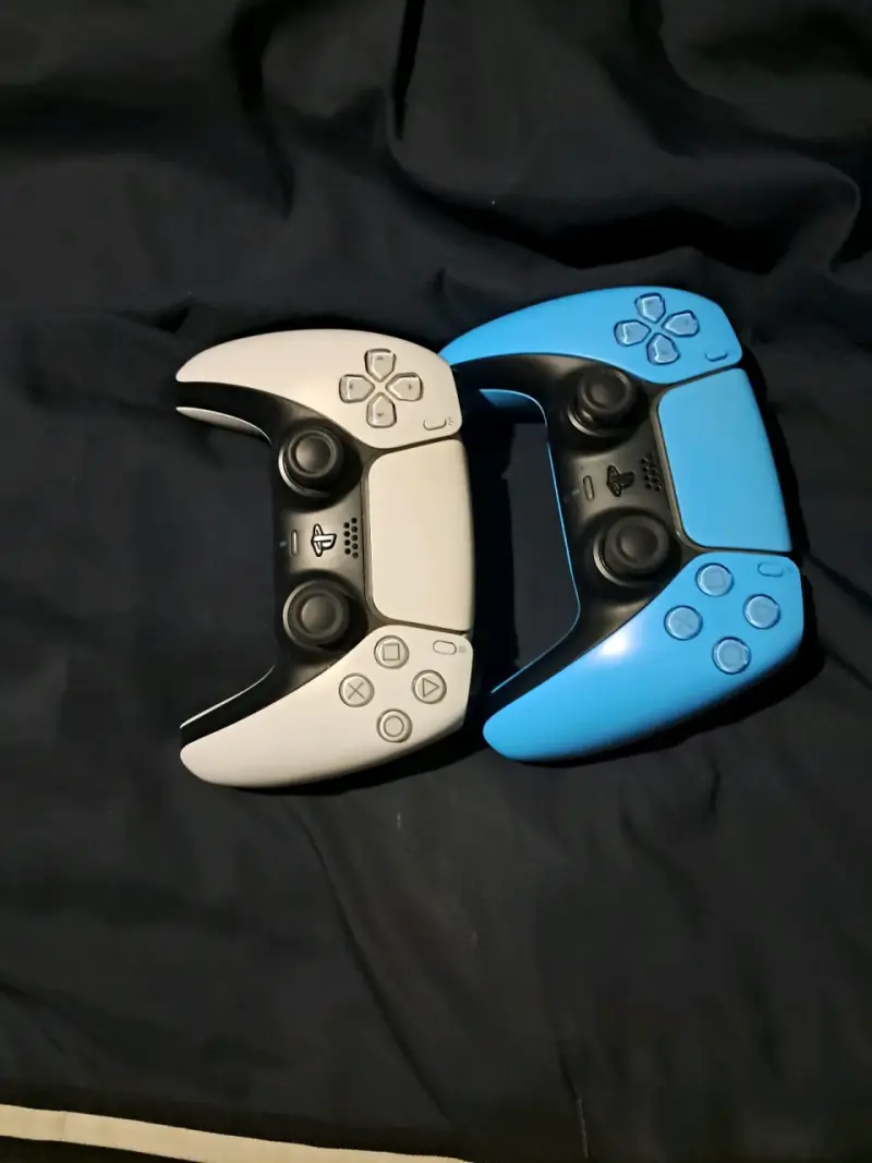 Consola PS5 Digital Edition con dos controles - 4