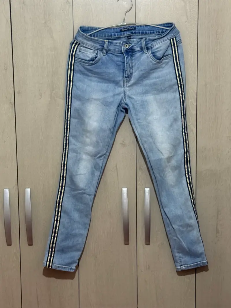 Jeans de mezclilla azul con rayas laterales
