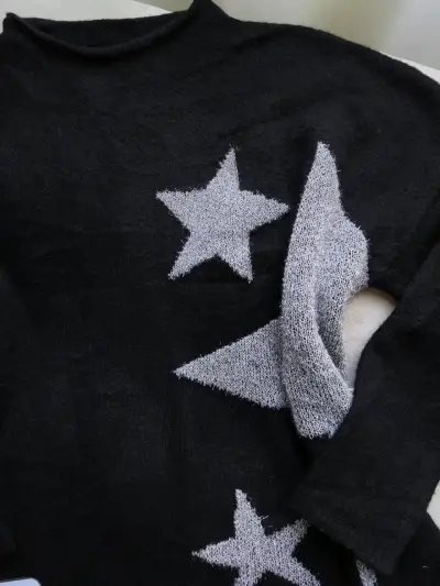Suéter negro con estrellas talla XL - miniatura 2
