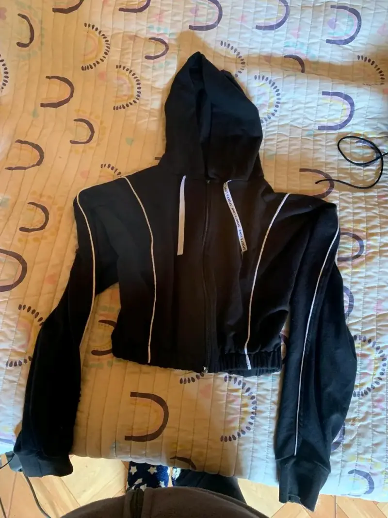 Polerón negro con capucha y cierre