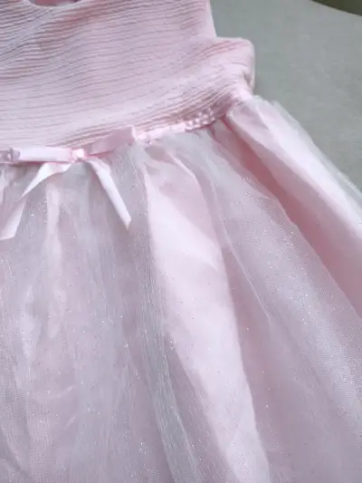 Vestido de niña rosa con tul y lazo - miniatura 2