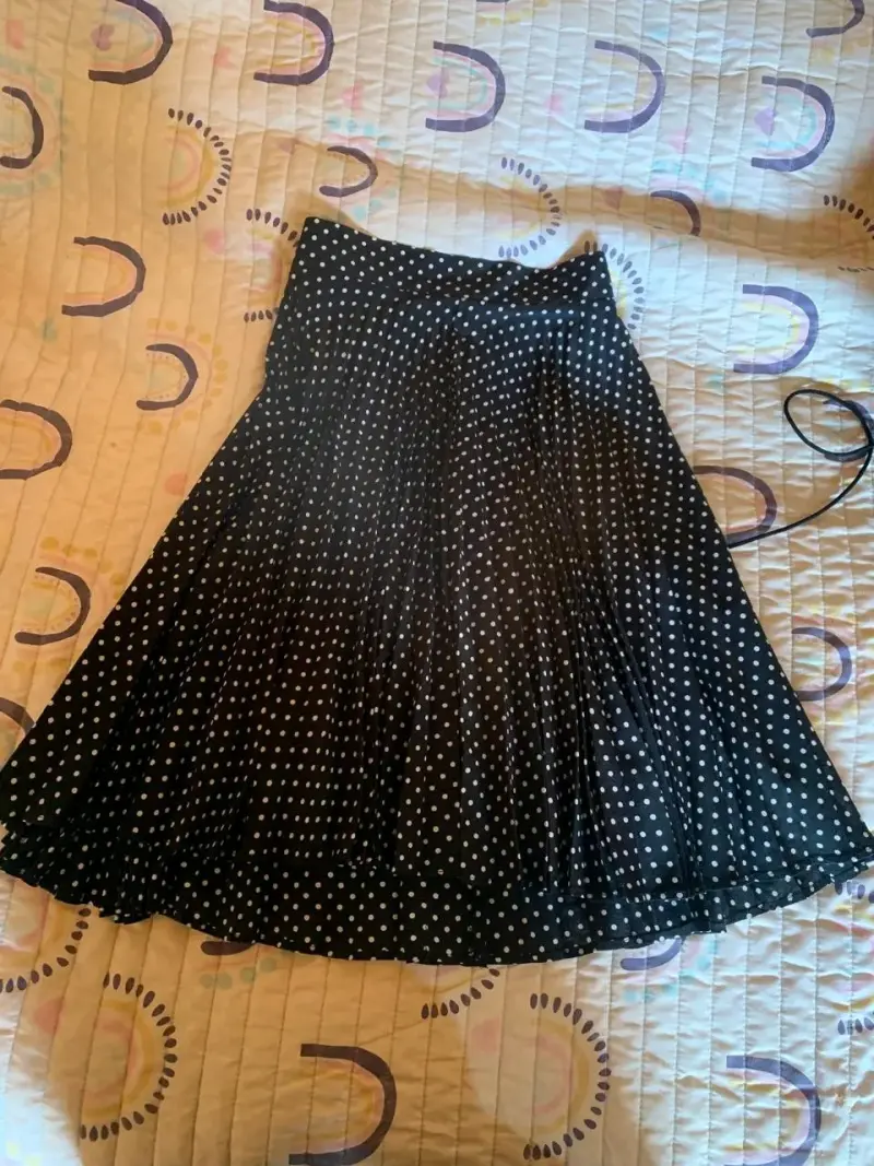 Falda midi negra con lunares blancos