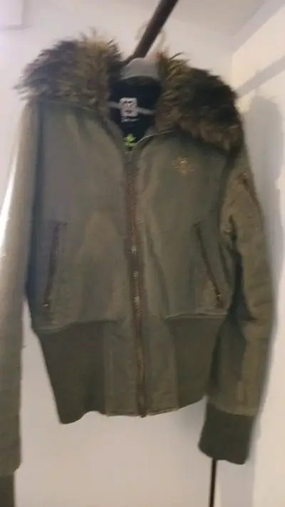 Chaqueta verde con capucha de piel sintética - miniatura 1