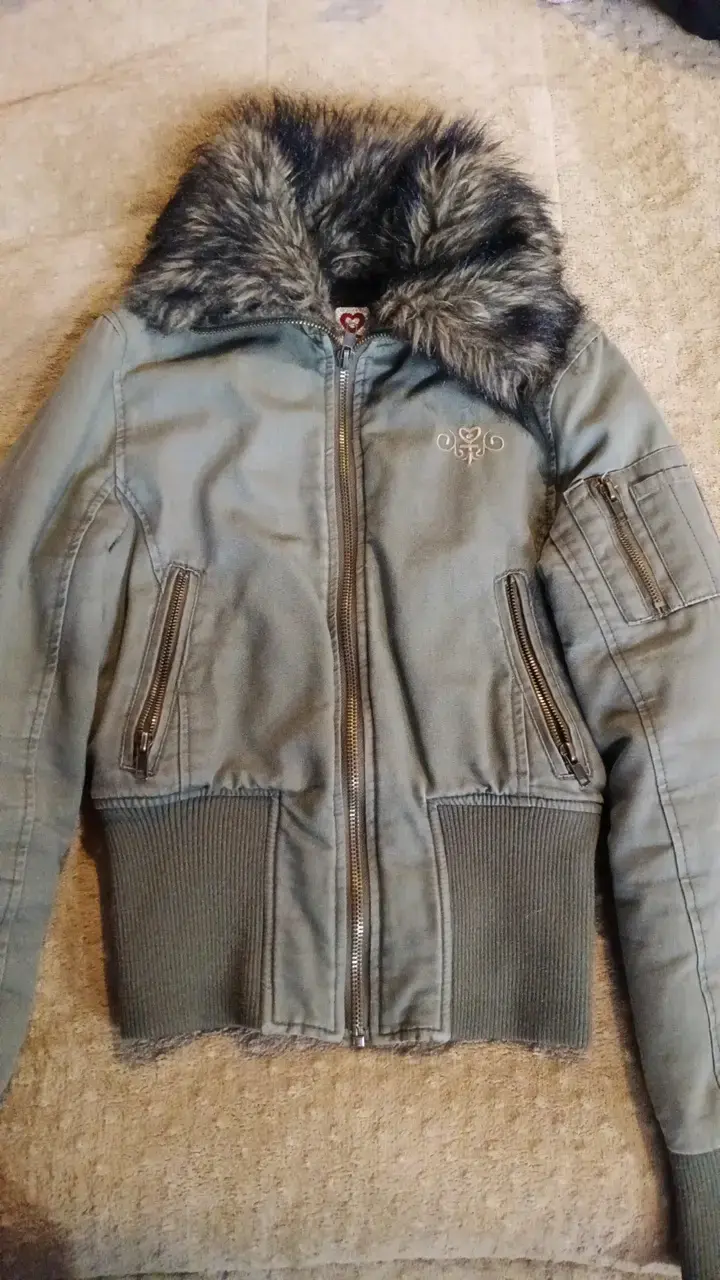 Chaqueta verde con capucha de piel sintética - 2