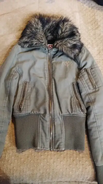 Chaqueta verde con capucha de piel sintética - miniatura 2