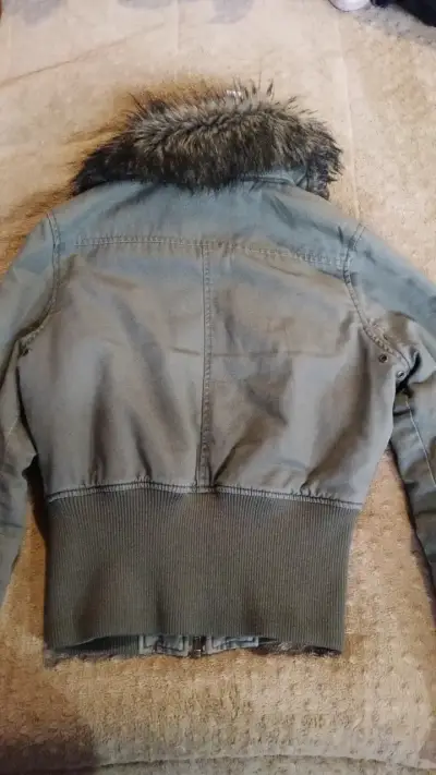 Chaqueta verde con capucha de piel sintética - miniatura 3