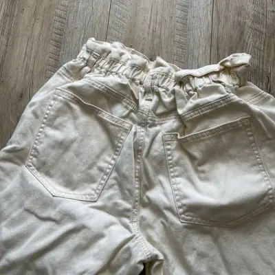 Pantalones blancos con cintura elástica para mujer - miniatura 2