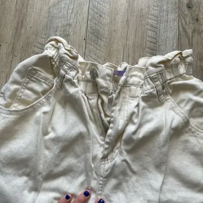 Pantalones blancos con cintura elástica para mujer - miniatura 3