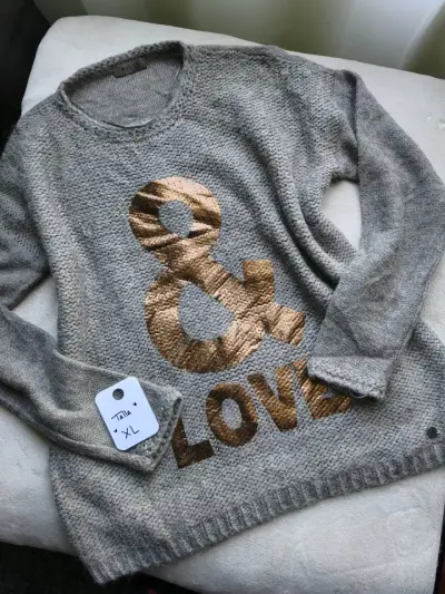Suéter gris con diseño dorado talla XL - miniatura 1