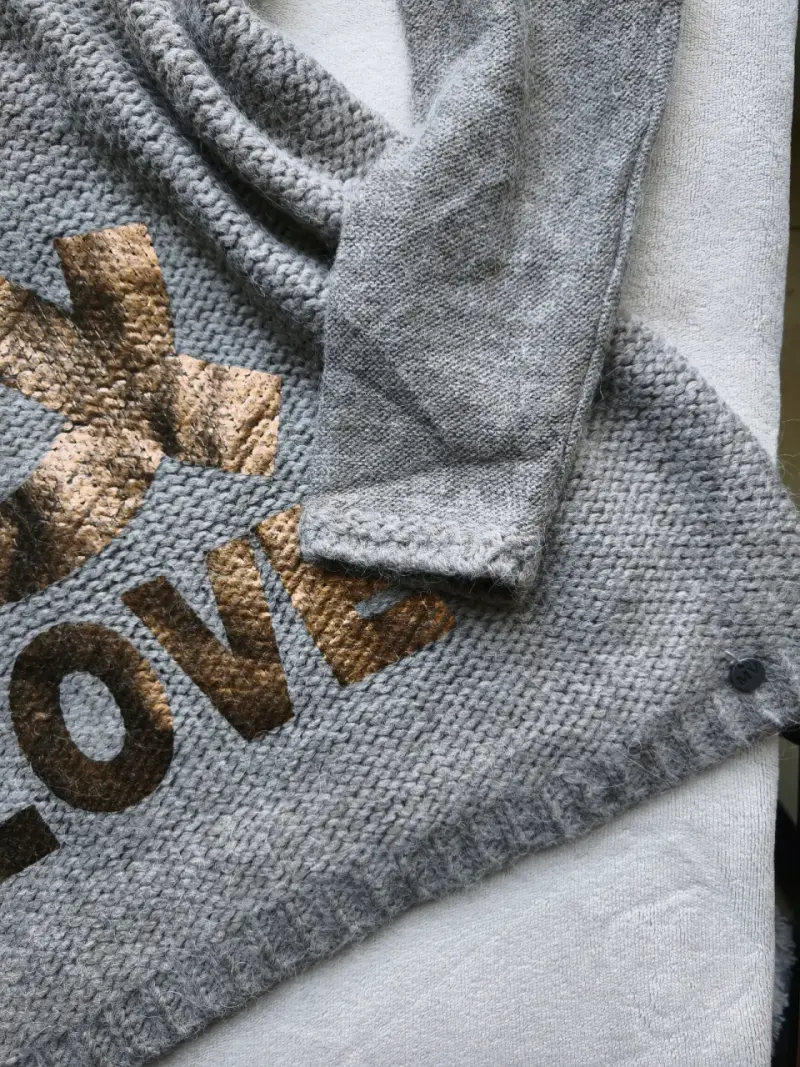 Suéter gris con diseño dorado talla XL - 2