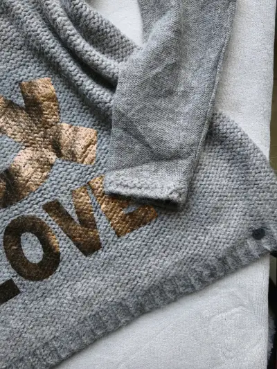 Suéter gris con diseño dorado talla XL - miniatura 2