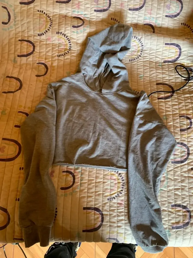 Polerón gris con capucha para mujer