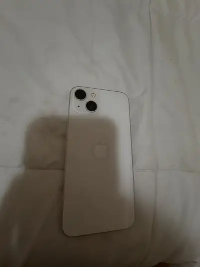 iPhone 13 blanco en buen estado - miniatura 1