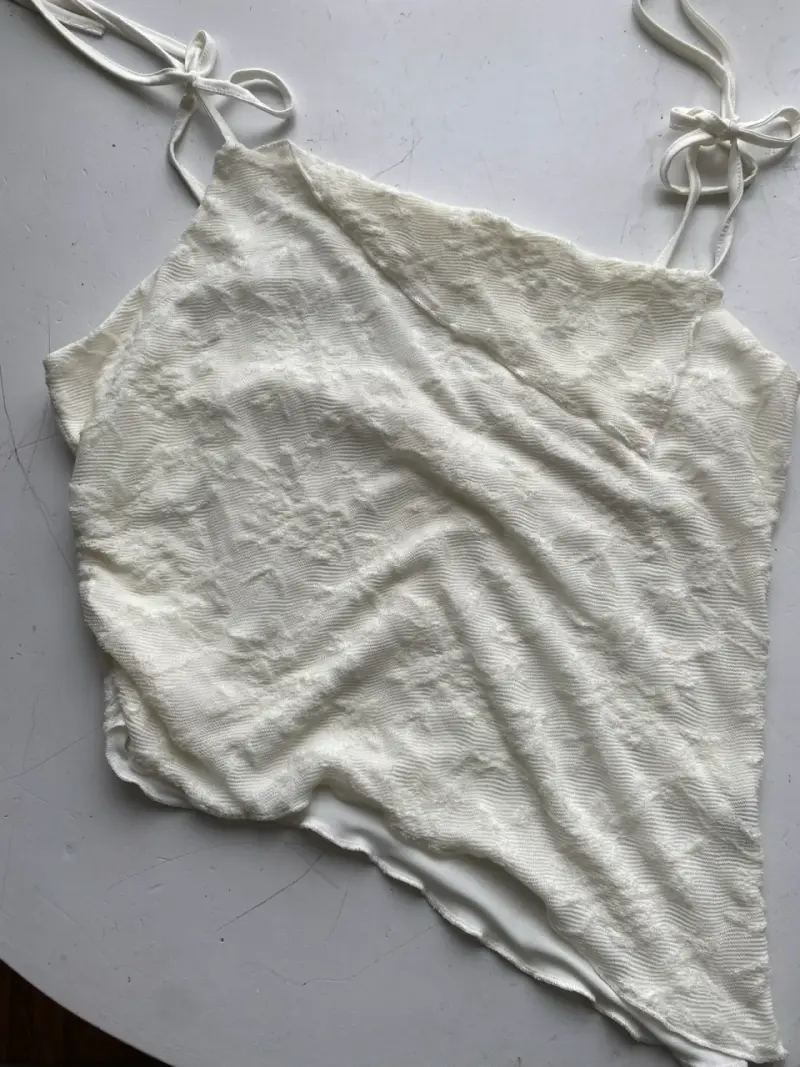 Top blanco asimétrico con tirantes ajustables - 2
