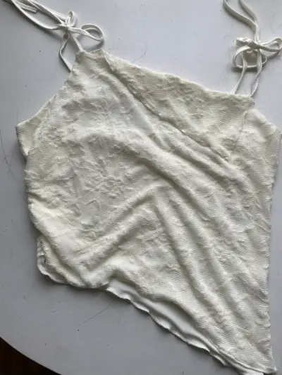 Top blanco asimétrico con tirantes ajustables - miniatura 2