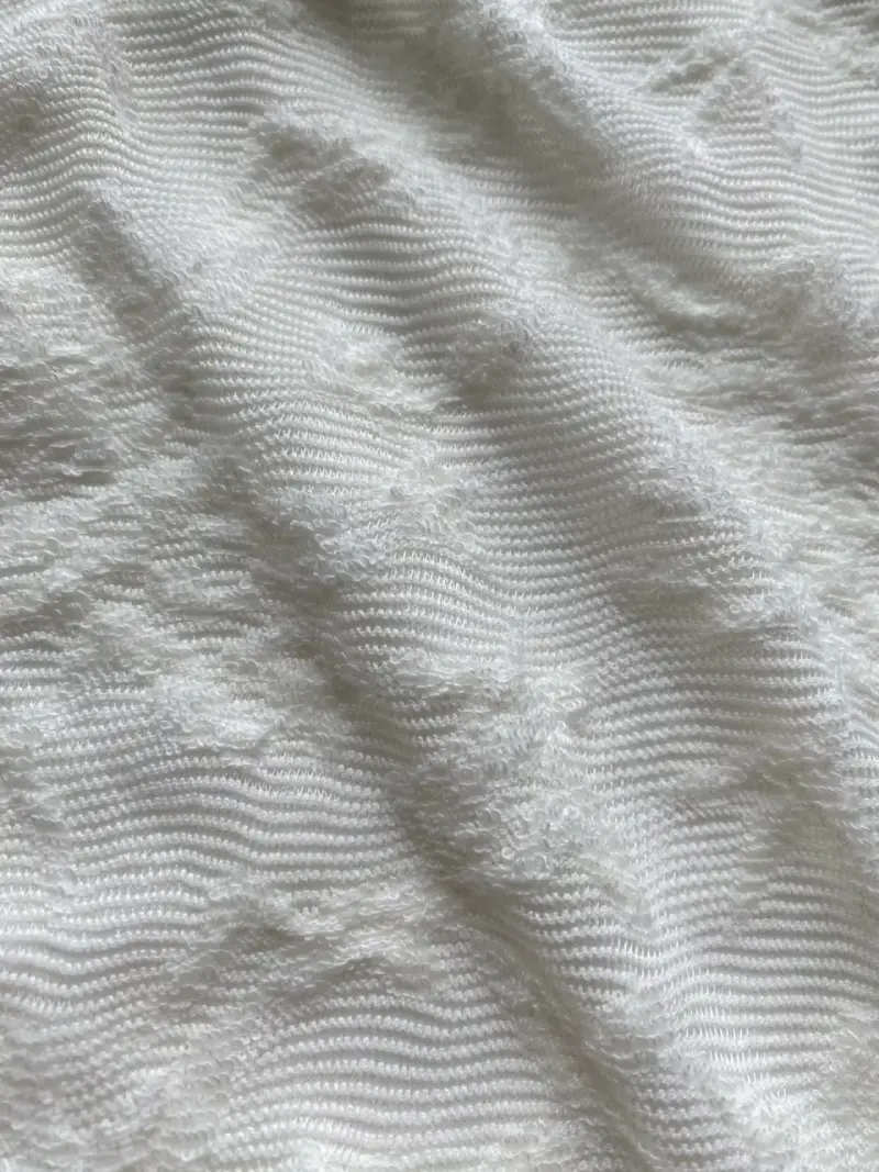 Top blanco asimétrico con tirantes ajustables - 3