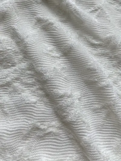 Top blanco asimétrico con tirantes ajustables - miniatura 3