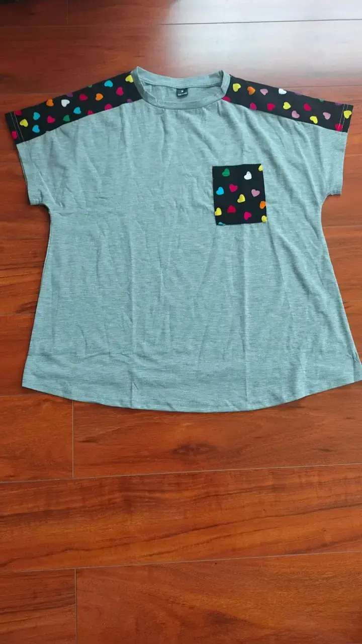 Polera gris con corazones coloridos