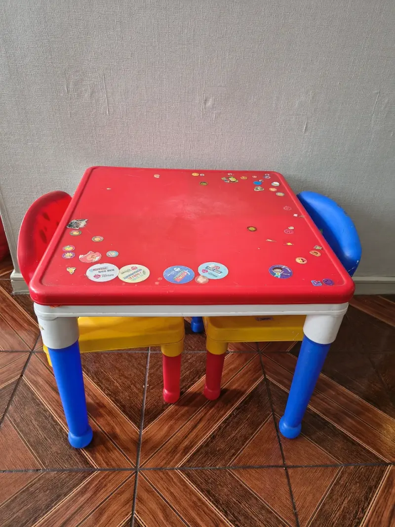 Mesa infantil de plástico con sillas coloridas