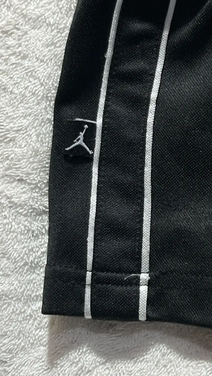 Pantalones deportivos negro Jordan con líneas blan - 1