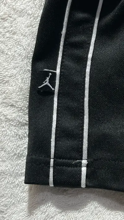 Pantalones deportivos negro Jordan con líneas blan - miniatura 1