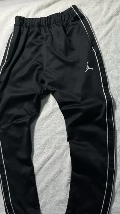 Pantalones deportivos negro Jordan con líneas blan - miniatura 2