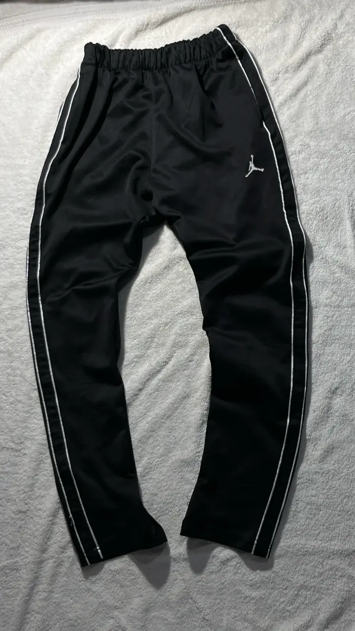 Pantalones deportivos negro Jordan con líneas blan - 3
