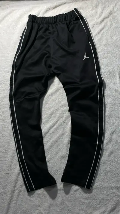 Pantalones deportivos negro Jordan con líneas blan - miniatura 3