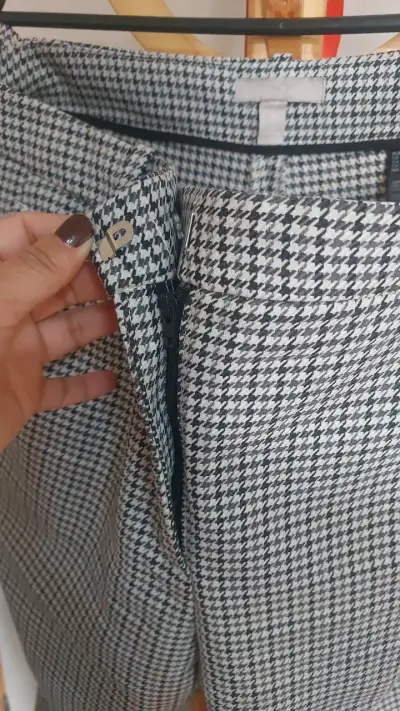Pantalones de mujer a cuadros blanco y negro - miniatura 2