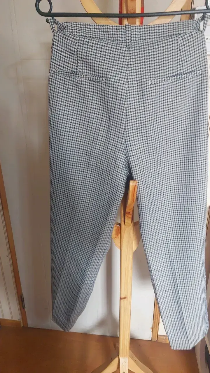 Pantalones de mujer a cuadros blanco y negro - 4