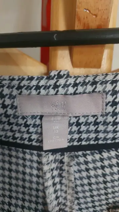 Pantalones de mujer a cuadros blanco y negro - miniatura 5