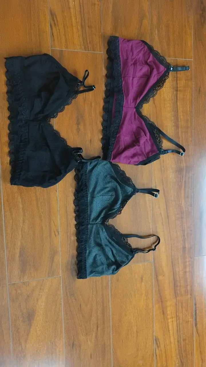 Conjunto de bralettes de encaje en negro y burdeos