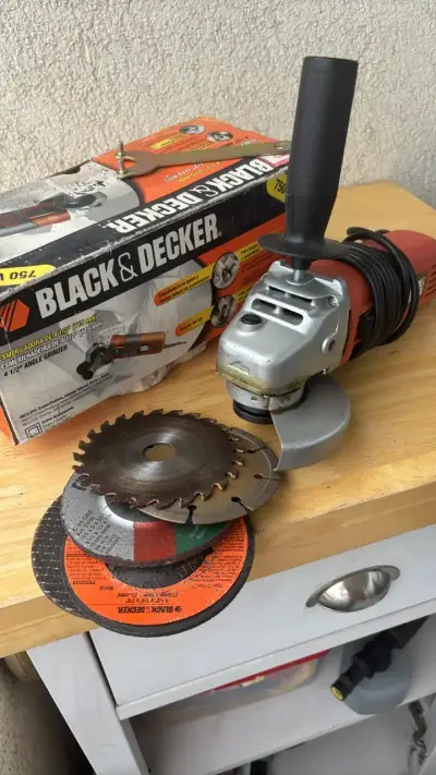 Esmeriladora Angular Black & Decker 750W - miniatura 1