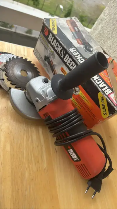 Esmeriladora Angular Black & Decker 750W - miniatura 2