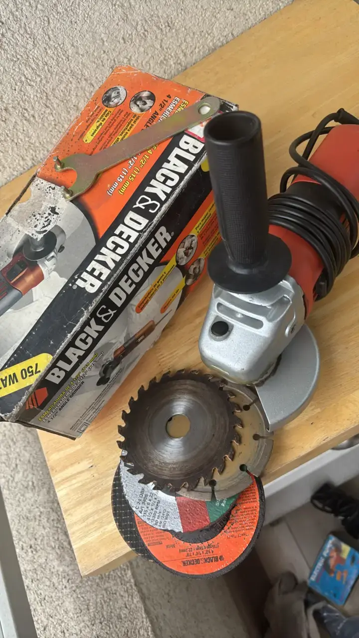 Esmeriladora Angular Black & Decker 750W - 3