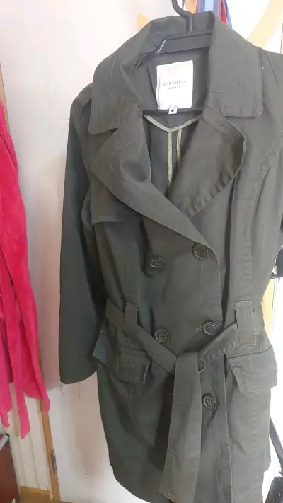Trenchs verde militar Bershka con cinturón - miniatura 1