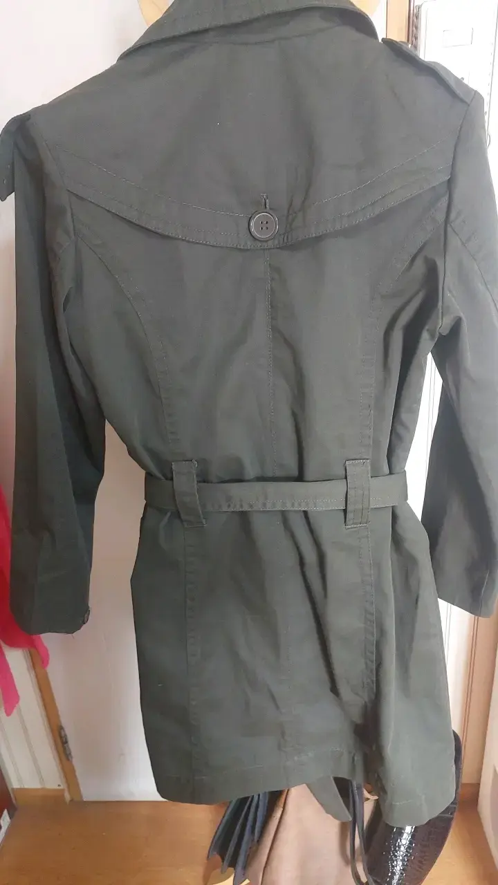 Trenchs verde militar Bershka con cinturón - 2
