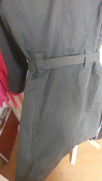 Trenchs verde militar Bershka con cinturón - miniatura 3