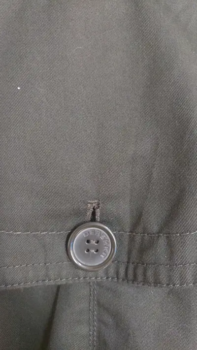 Trenchs verde militar Bershka con cinturón - miniatura 4