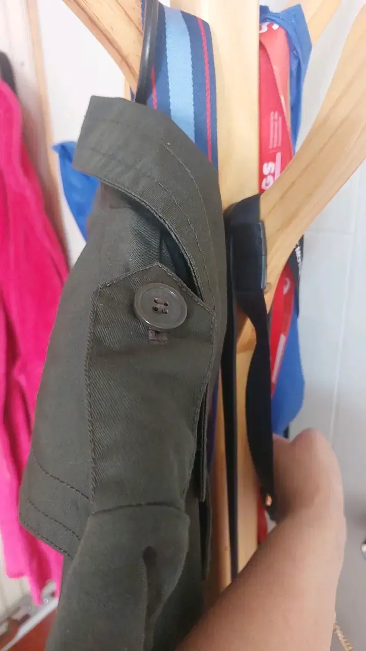 Trenchs verde militar Bershka con cinturón - 5
