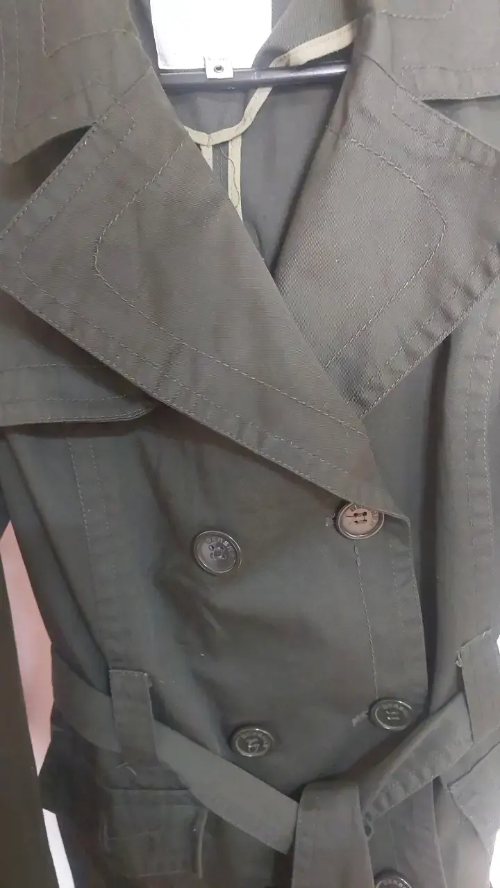 Trenchs verde militar Bershka con cinturón - 6