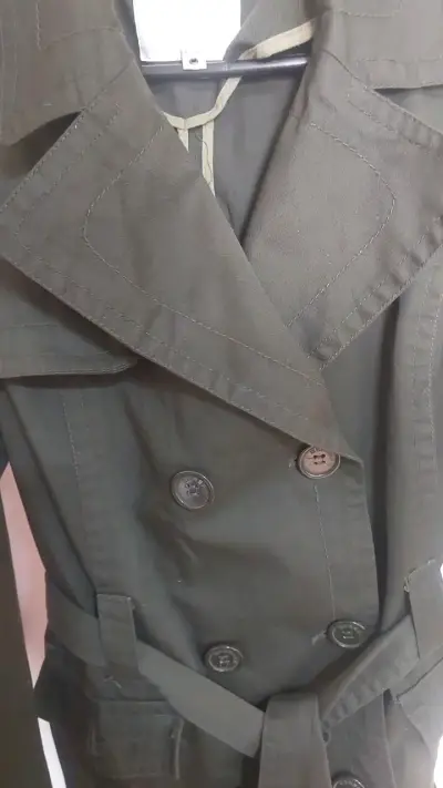 Trenchs verde militar Bershka con cinturón - miniatura 6