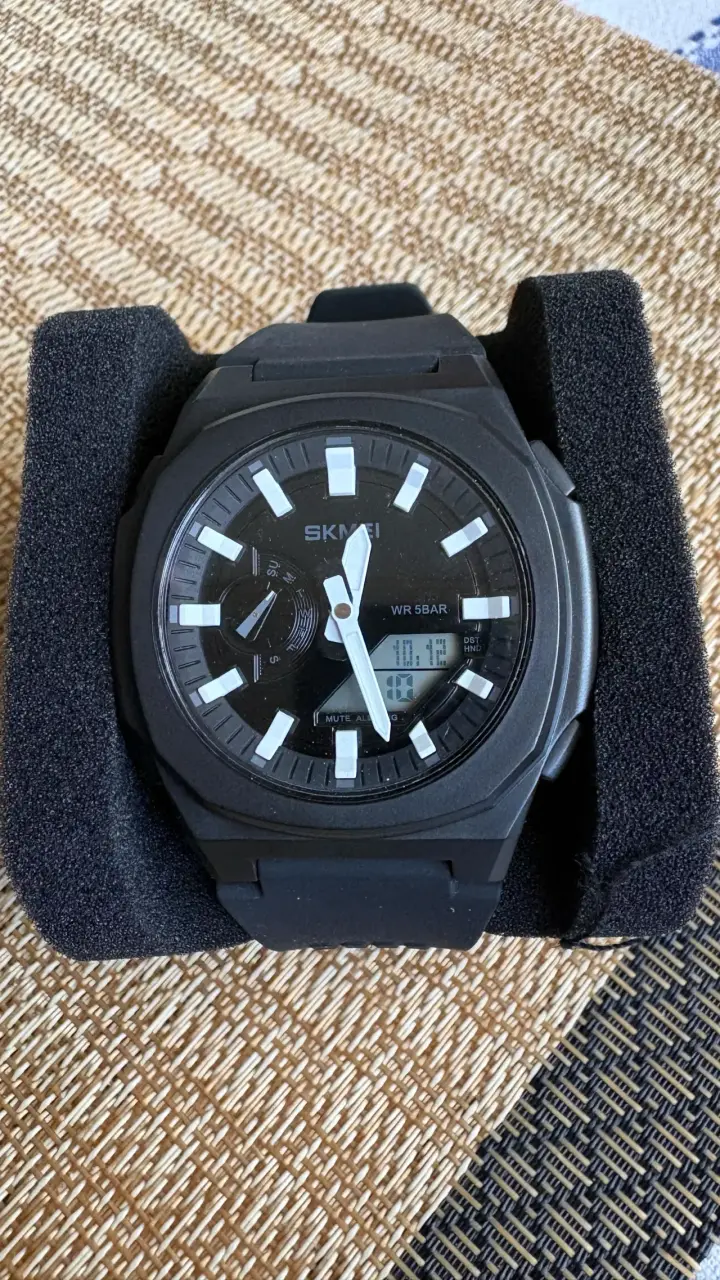Reloj deportivo negro Skmei resistente al agua - 1