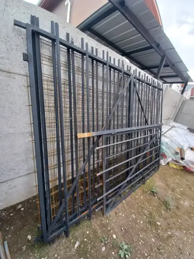 Portón de metal negro para entrada - miniatura 1