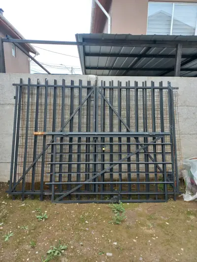 Portón de metal negro para entrada - miniatura 2