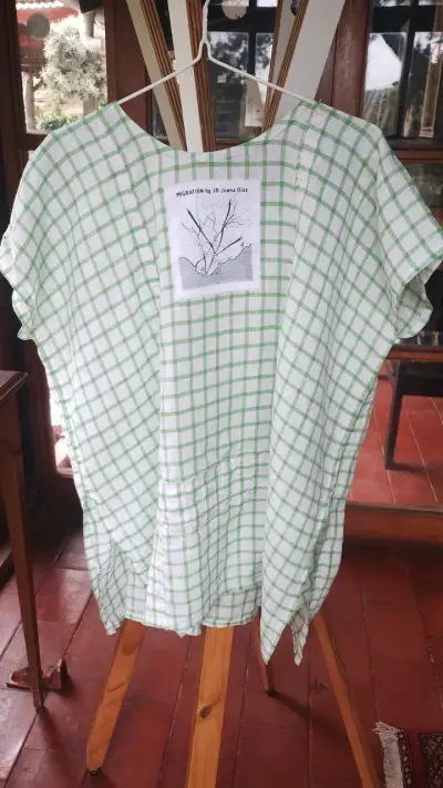 Blusa de Algodón Cuadros Verdes con Diseño Único - miniatura 3