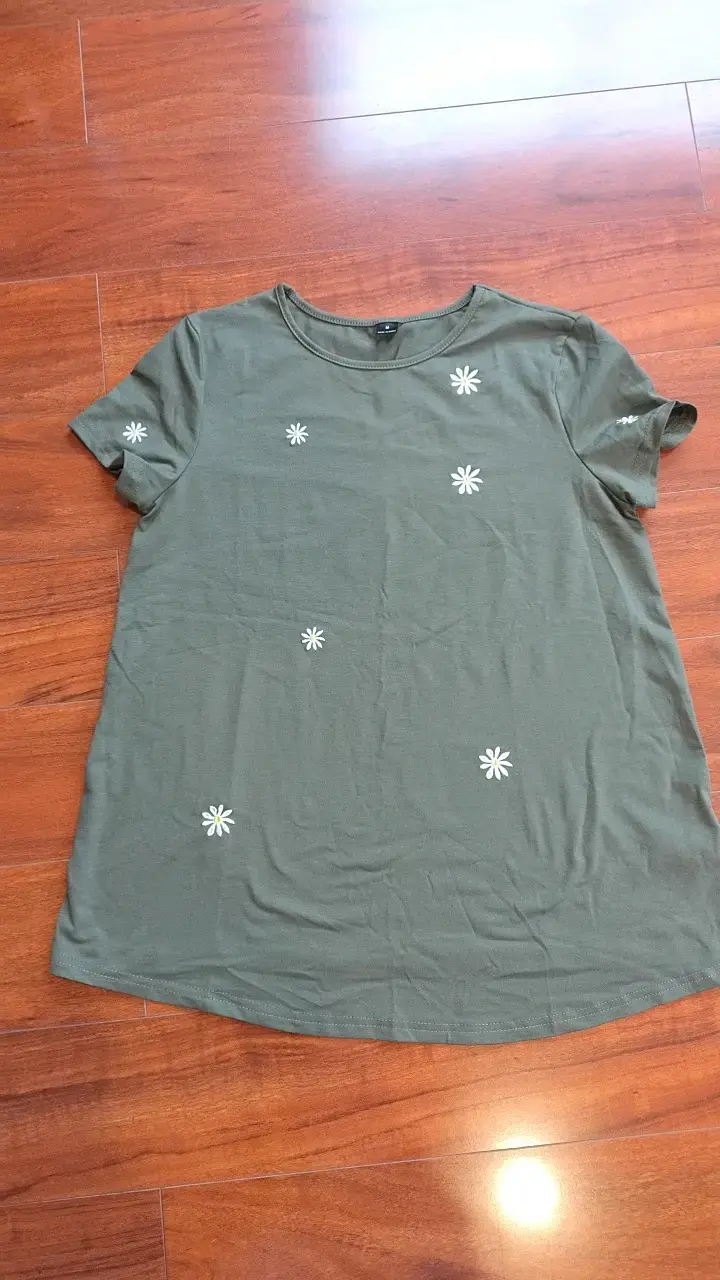 Polera verde con estampado de flores
