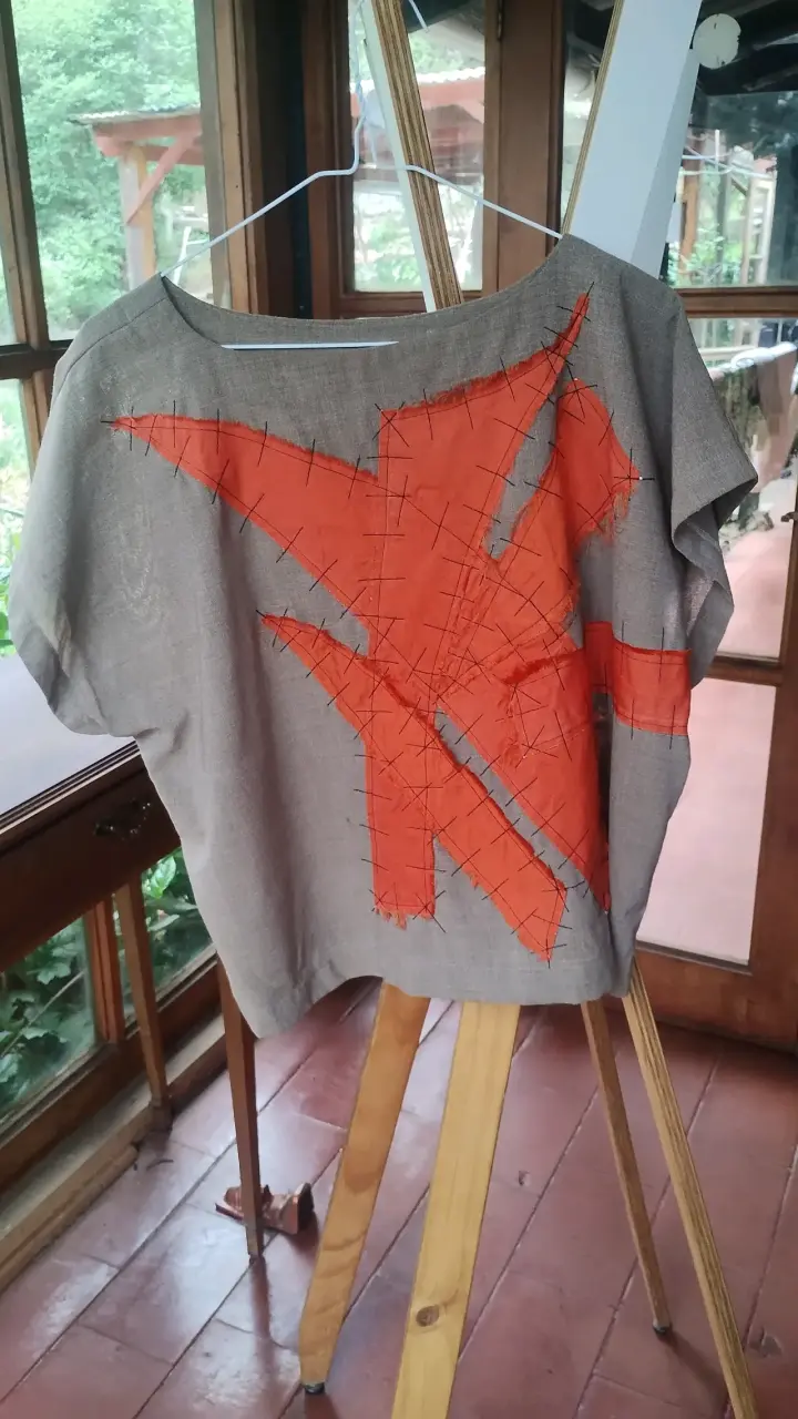 Polera beige con diseño naranja artesanal - 3