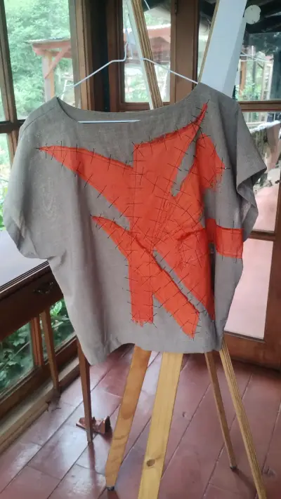 Polera beige con diseño naranja artesanal - miniatura 3