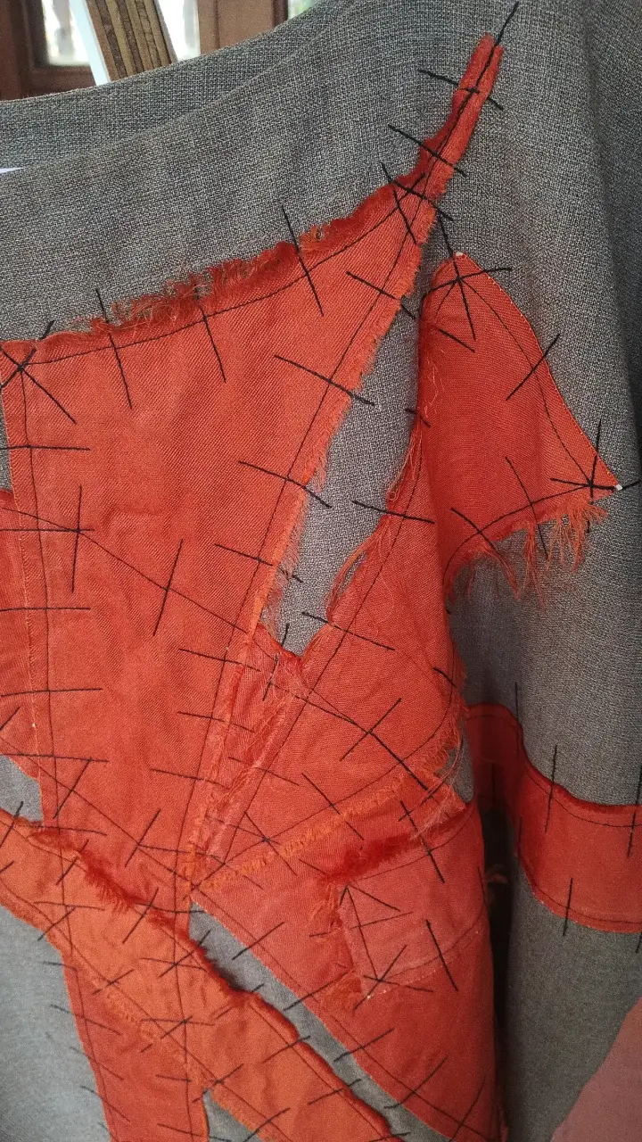 Polera beige con diseño naranja artesanal - 4